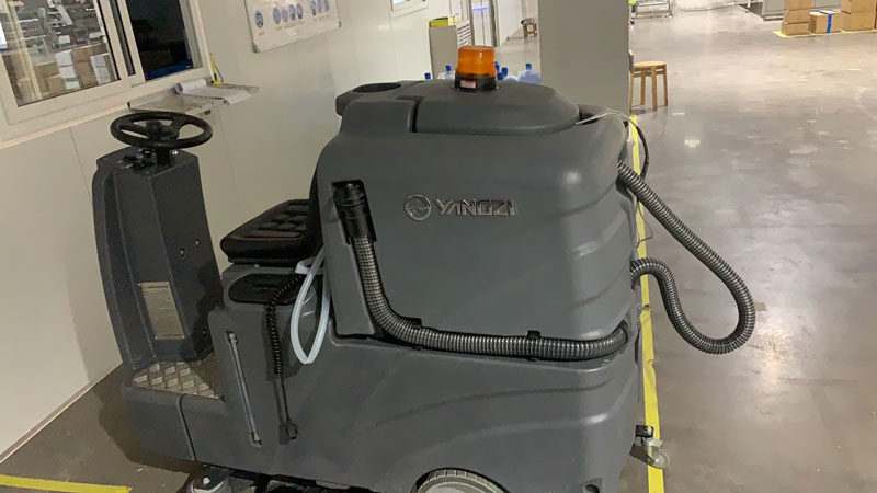 使用駕駛式洗地機提高您的企業(yè)生產力 使用駕駛式洗地機提高您的企業(yè)生產力